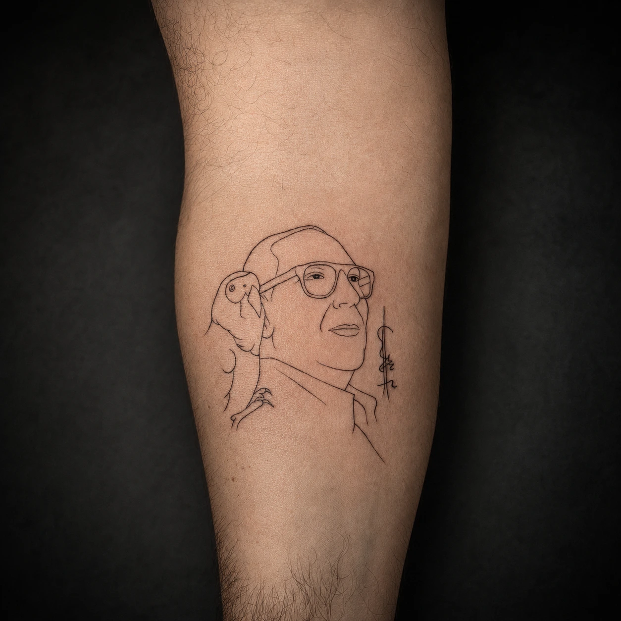Retrato line art de homem com óculos e pássaro