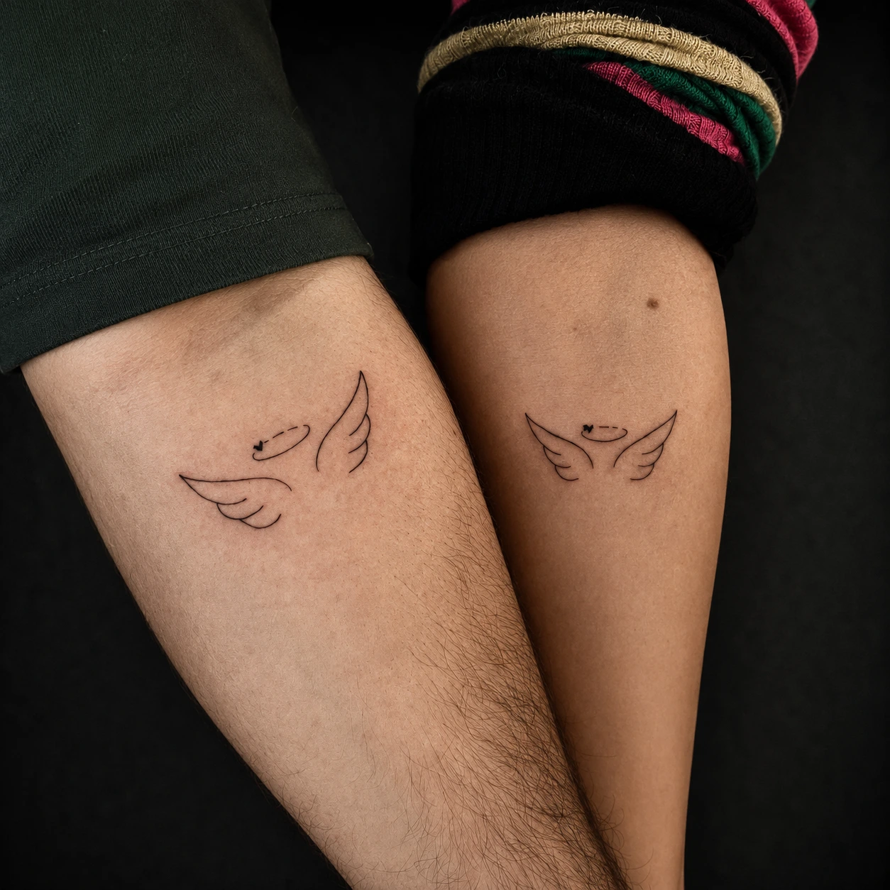 Tatuagens iguais de auréola com asas em dois braços