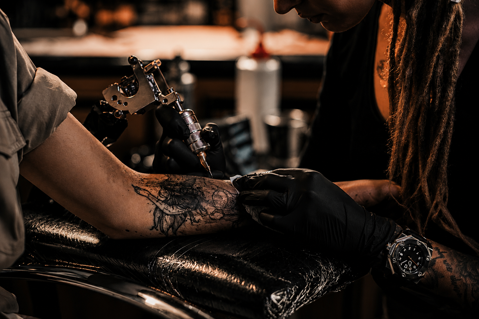 Tatuador da FORGE81 a trabalhar um desenho a preto