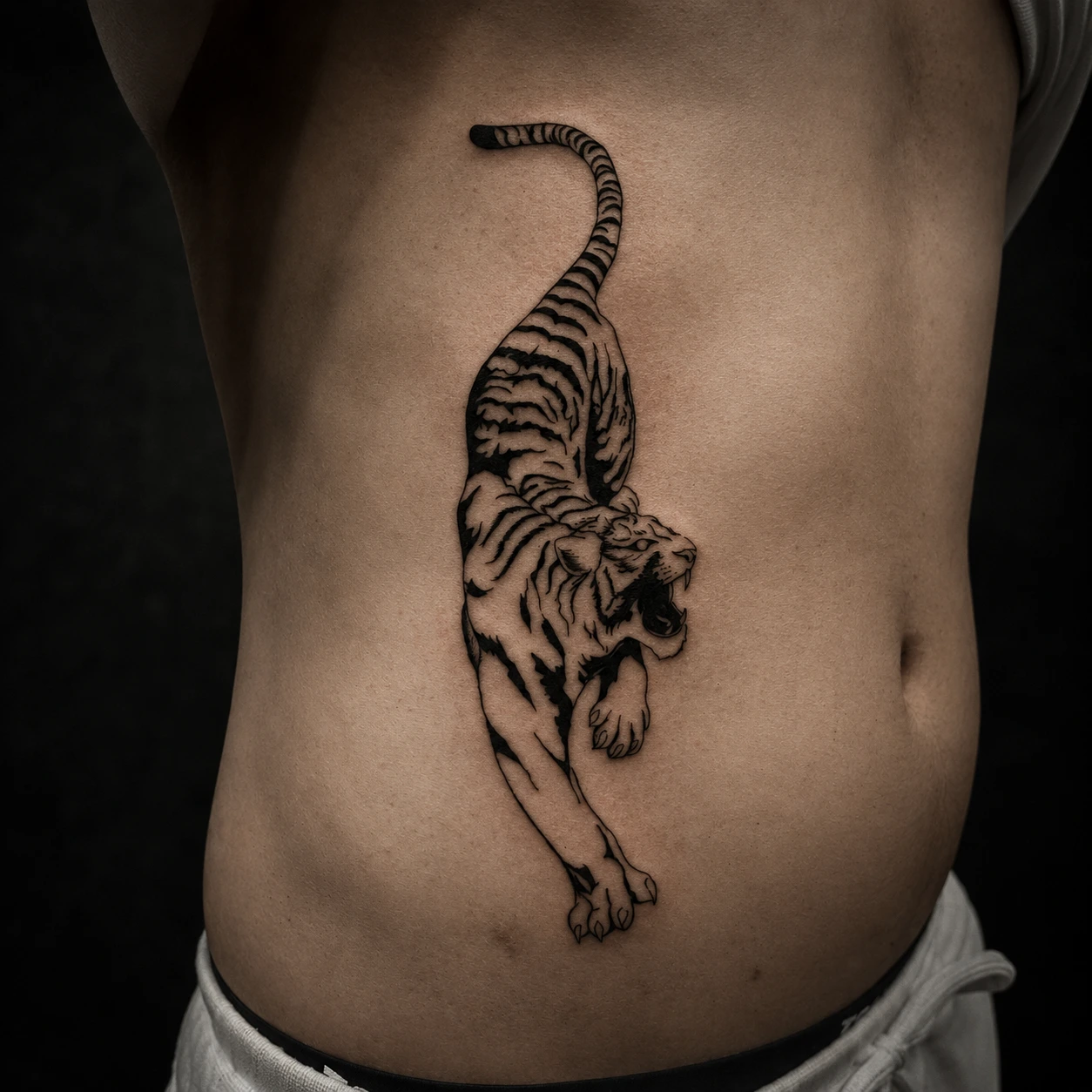 Tigre em tinta preta nas costelas